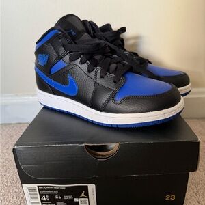 Air Jordan 1 Mid. Black/Blue/White. Big kids 4.5